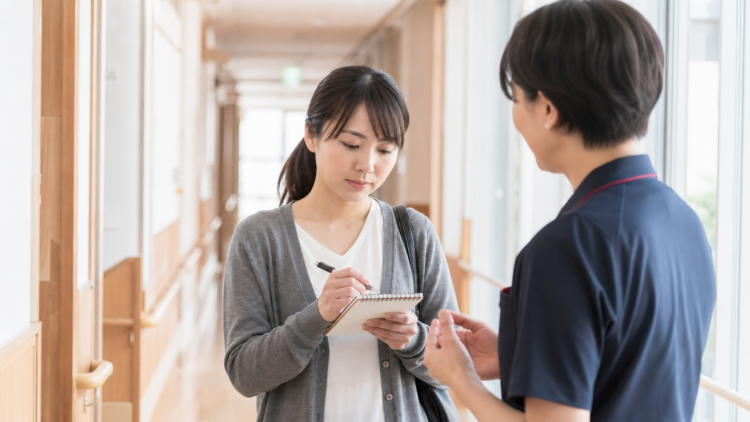 介護施設の職場見学で説明を受ける転職希望者