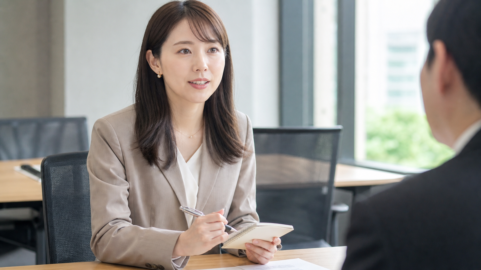 面接官からの質問に落ち着いて答える転職希望者